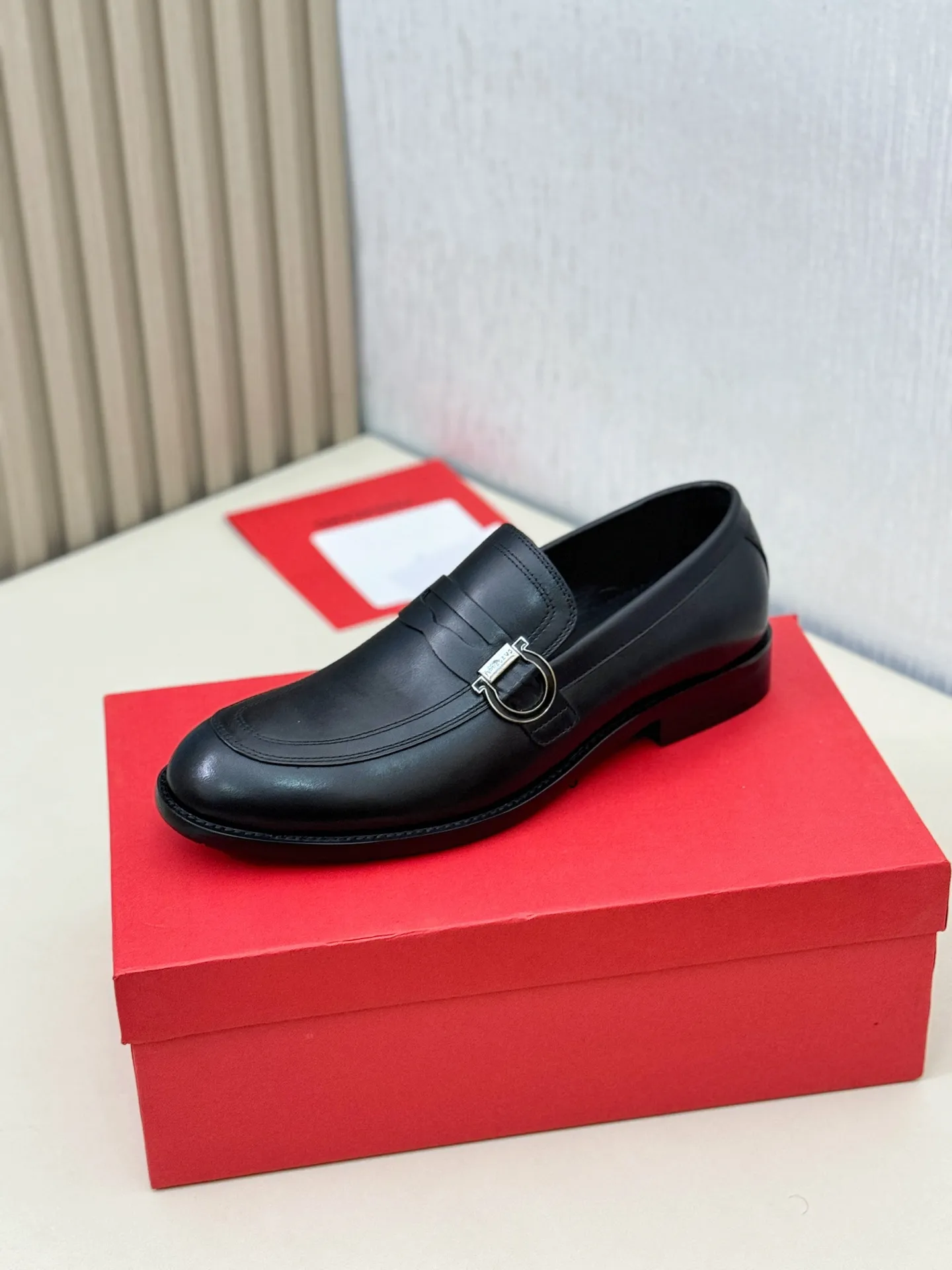 [Ferragamo] P: 560💰 Number of yards: 38~44 (45 orders are non-returnable) Ferragam's new men's formal leather shoes, the fabric is made of imported cowhide, with visible texture, heavy-duty stitching, dyed calfskin inside, standard logo cowhide feet, big-name experience, soft and comfortable on the feet, a men's favorite, special non-slip and wear-resistant rubber soles, easy to handle various occasions, with original box packaging!